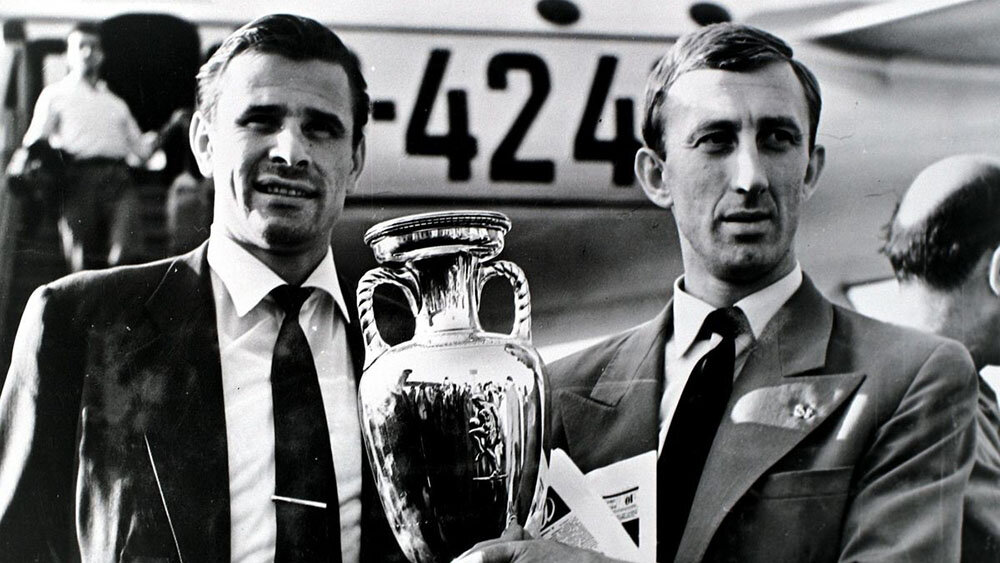 Игорь Нетто и Лев Яшин с Кубком Европы