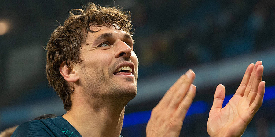 «Наполи» отложил продажу Фернандо Льоренте до проведения Суперкубка Италии, который состоится 20 января. 
Отмечается, что главным претендентом на приобретение испанца является «Ювентус», который ищет готового к работе центрального нападающего.

Напомним, что Льоренте уже выступал за туринский клуб с 2013 по 2015 год. 

Ранее сообщалось, что 35-летний форвард может провести остаток сезона в аренде в «Сампдории».

Контракт футболиста с «партенопейцами» действует до лета 2021 года.

В текущем розыгрыше Серии A Льоренте вышел на поле единожды.