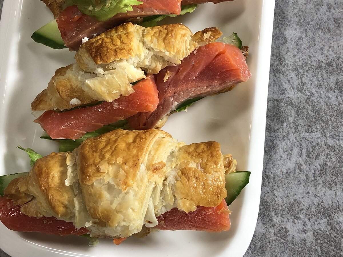 Эта закуска хороша тем, что круассаны выглядят массивно, а красная рыбка - солидно. В итоге получается много богатой закуски на столе.