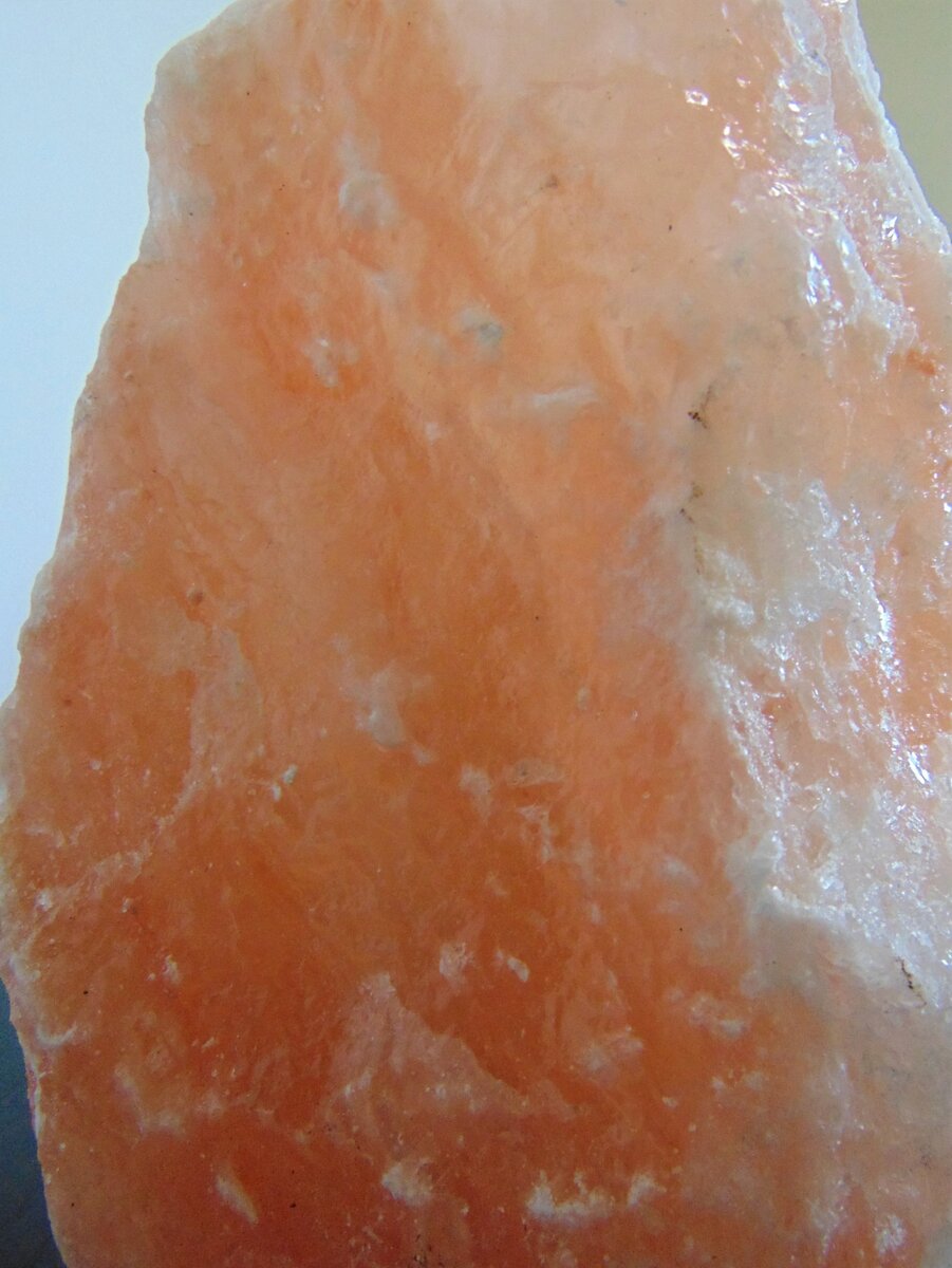 Солевая лампа из гималайской соли, крупно, фото автора.