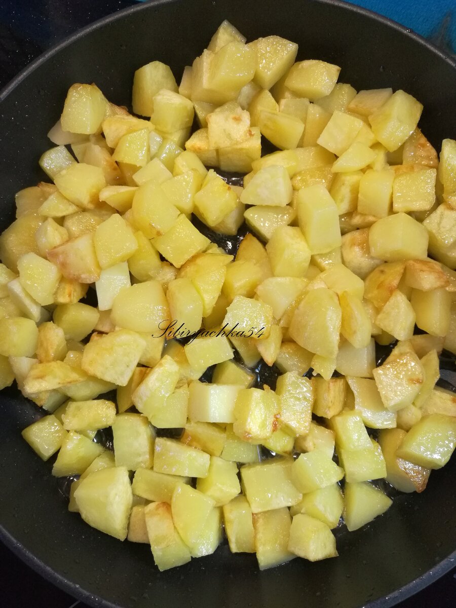 Картофель обжариваем до полуготовности 