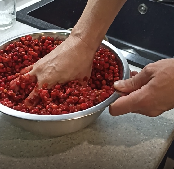 Без мясорубки и толкача. Просто перетираю руками