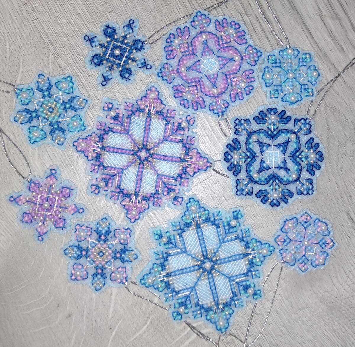 Сделала десять отдельных снежинок, а не пять двойных, так они нежнее. Двойные намного толще получаются.