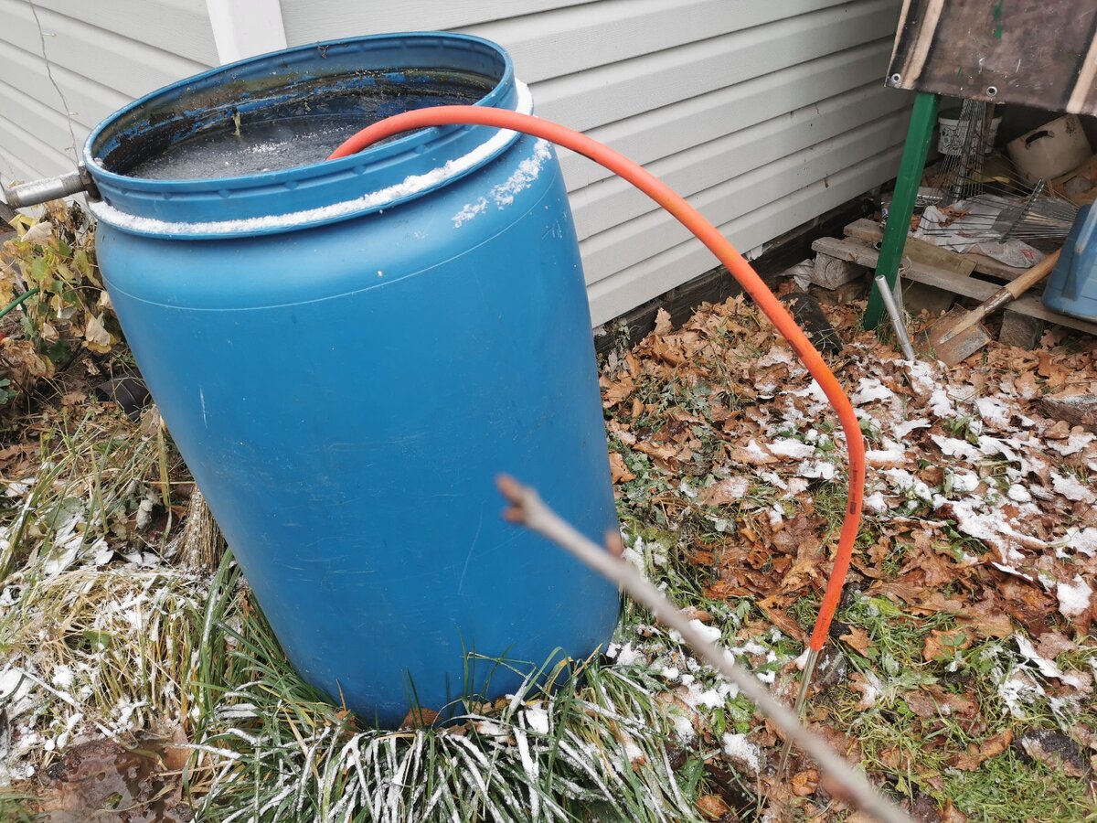 Так я сливаю воду из бочек.