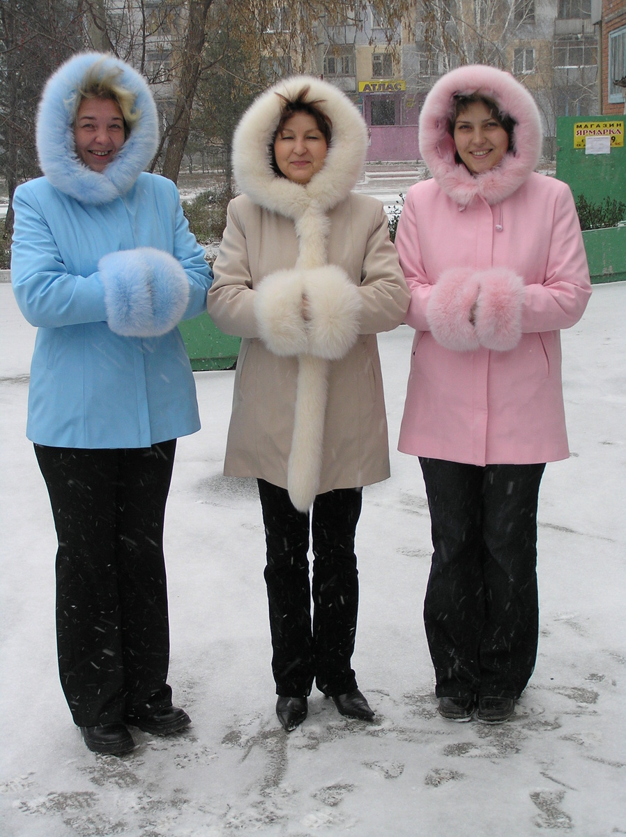 Фото из личного альбома. 2005 год. На фото я крайняя слева в голубенькой красивенькой курточке )) 