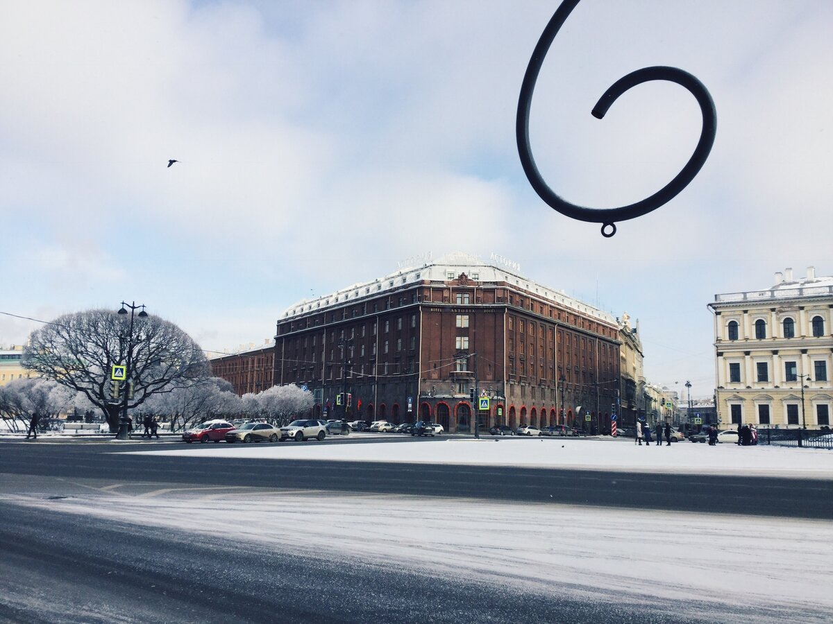 Вид на гостиницу Астория в Петербурге