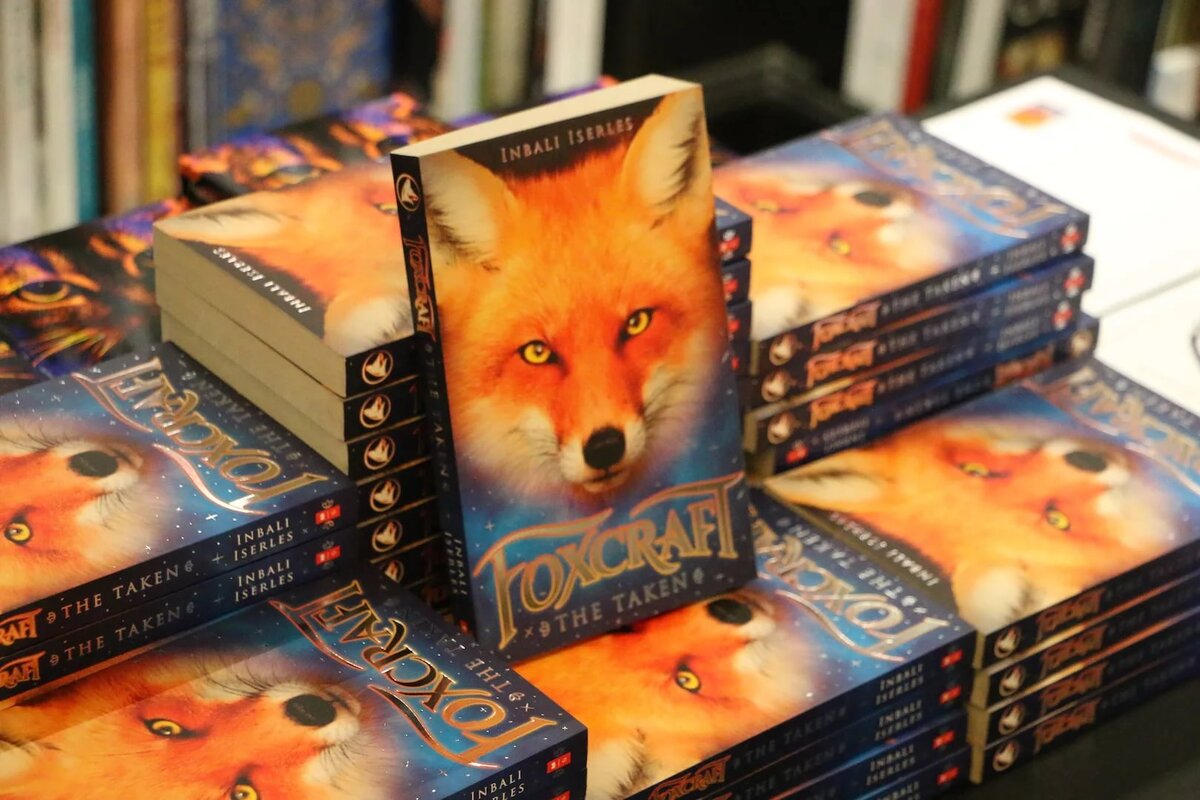 Лисы книга. Инбали Изерлес Foxcraft. Эрин Хантер Foxcraft. Книга Fox Craft. Книга Инбали Изерлес Foxcraft книга.