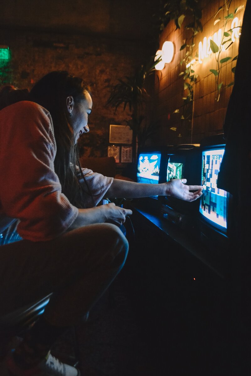 Современная молодежь играет в игры 90-х