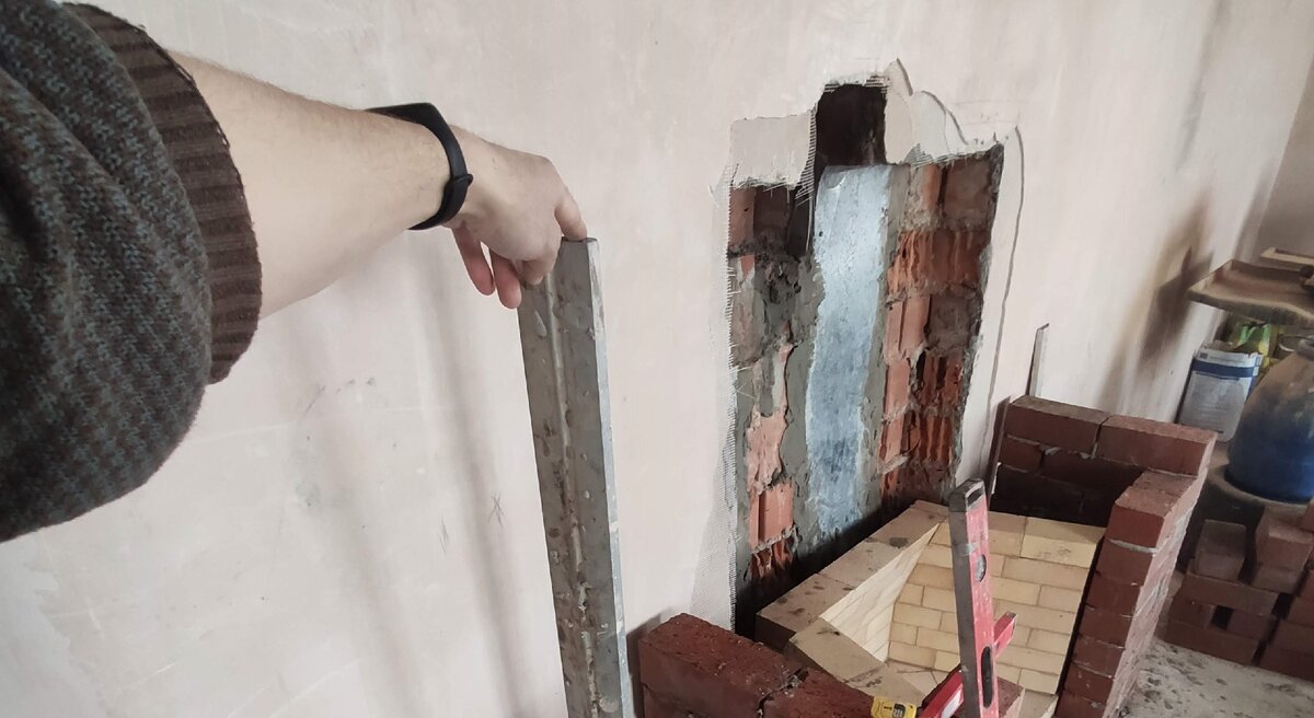 На фото виден процесс разделения каналов вентилляции и дымохода в процессе кладаки камина, после образования ниши.
