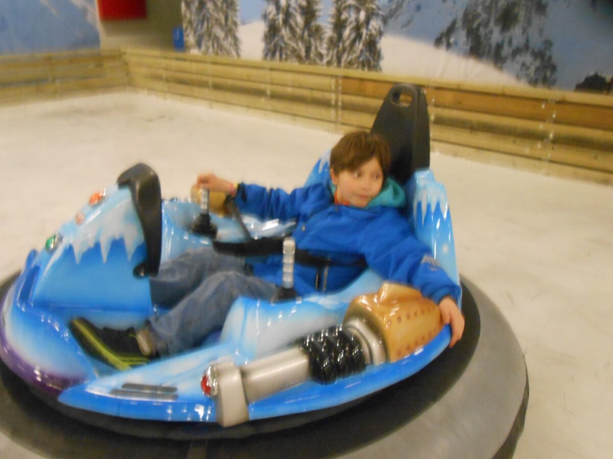 Управлять этой летающей тарелкой проще простого. Говорите, не летает? А только скользит? Так что ж вы раньше то не сказали! 