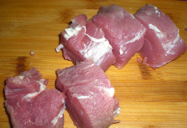 Сырая свиная вырезка. Нарезана на медальоны