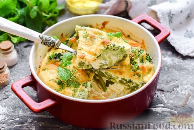 капуста брокколи, капуста цветная, фасоль стручковая, сметана, сыр твёрдый, яйца, чеснок, соль, перец чёрный молотый, масло растительное