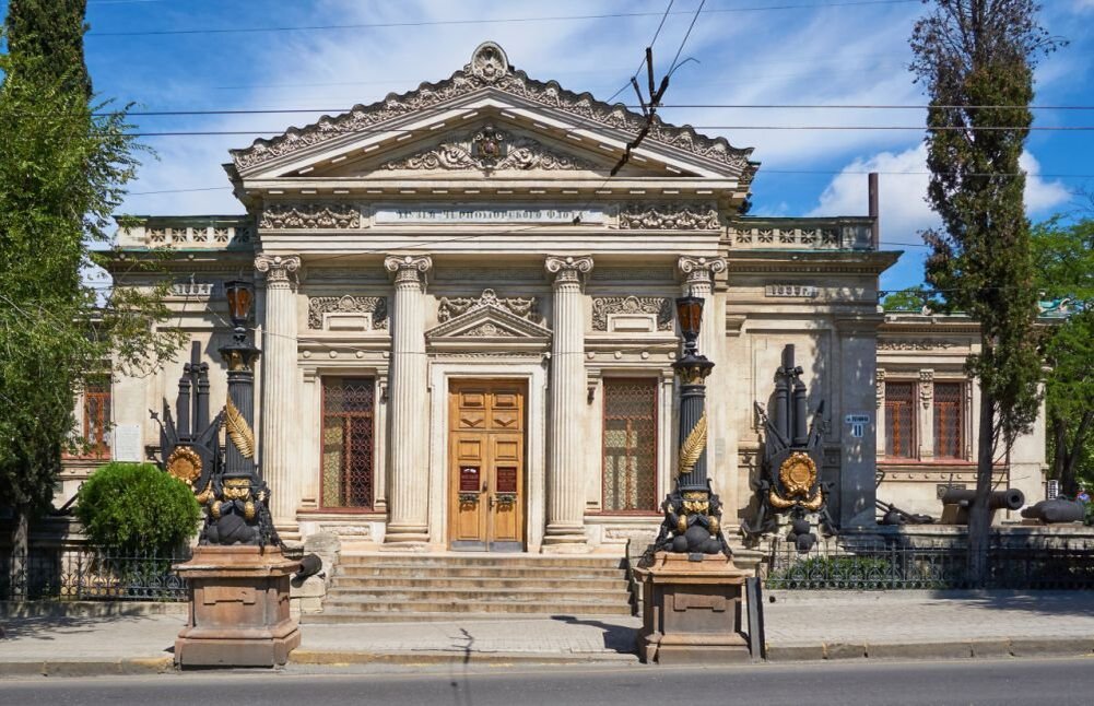 Здание Музея Черноморского флота в Севастополе. Источник: poravkrym.ru