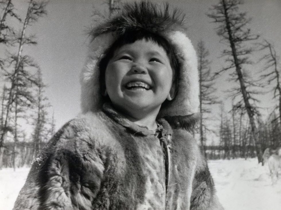 Фотография. "Пусть всегда будет солнце". Нина Елдогир - дочь оленевода.  Набор фотографий в папке "Эвенкия сегодня. 1930-1965 гг." 1930-1965 гг. ГИМ