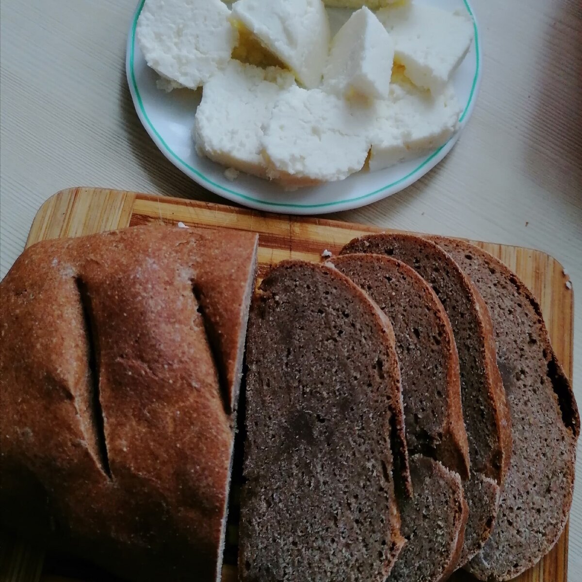 Вкуснейший завтрак.🤤 Бездрожжевой ржаной хлеб и сыр. Все сделано с любовью собственными руками. 