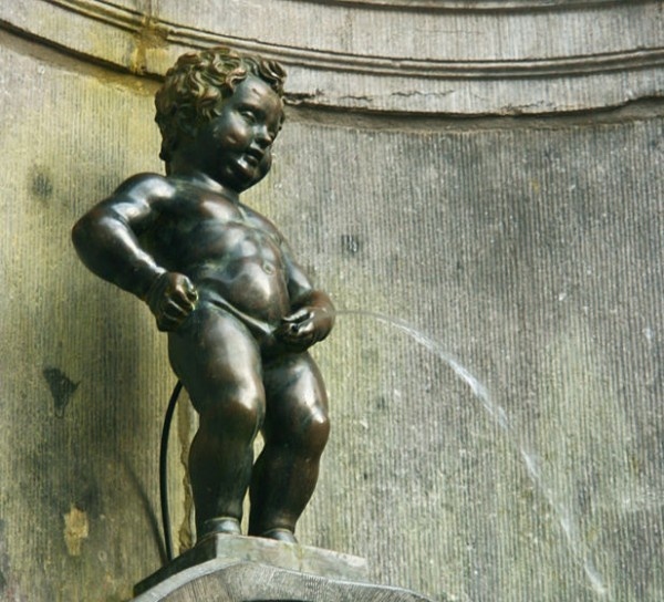 Фонтан Маннекен Пис (Писающий мальчик)