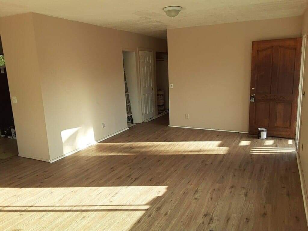 Виниловые полы в помещении без мебели