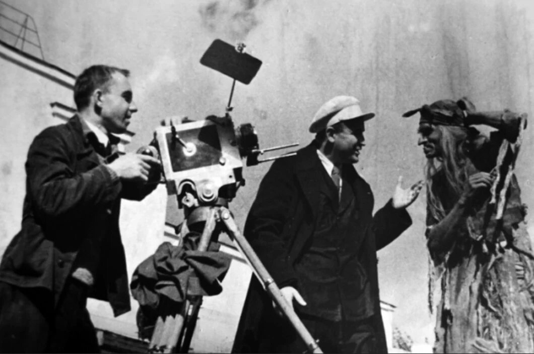 Мне кажется, в каждой стране есть свои новогодние фильмы. Вот в России, например, смотрят "Иронию судьбы". В США, какого-нибудь "Гринча".-8