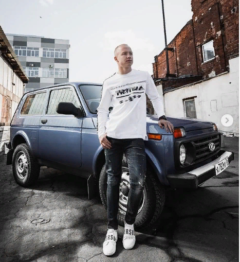 Новобранец HAAS Никита Мазепин позирует на фоне легендарной Нивы ВАЗ-21214. Фото: инстаграм гонщика.