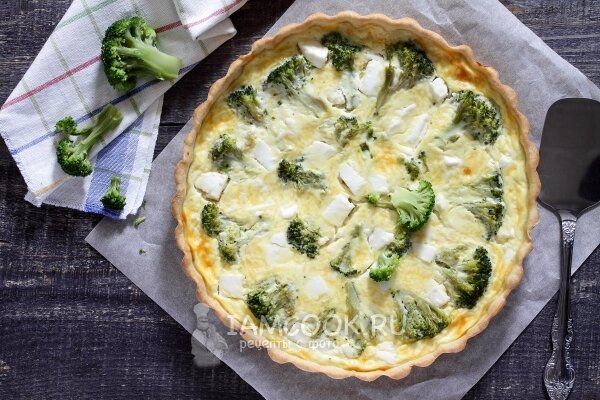Для теста соединяем яйцо, масло, сметану, соль и муку. Замешиваем тесто и отправляем в холодильник на полчаса. Тесто распределяем по форме, делаем бортики. Готовим заливку из яиц, сметаны и сыра. Заливку выкладываем в тесто.  Далее выкладываем брокколи и брынзу, нарезанную кубиками. Запекаем в духовке до готовности.
