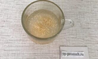  Желатин распустите в воде, дайте время для набухания.