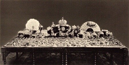 Фото, сделанное советской Комиссией в 1920-х годах при оценке ювелирами драгоценностей царской семьи. Многие из них бесследно утрачены