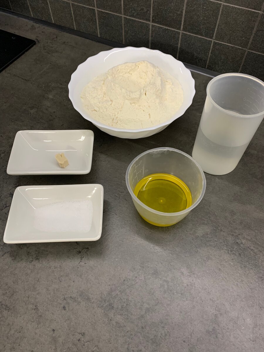 Всего 5 ингредиентов и тесто для итальянской пиццы готово