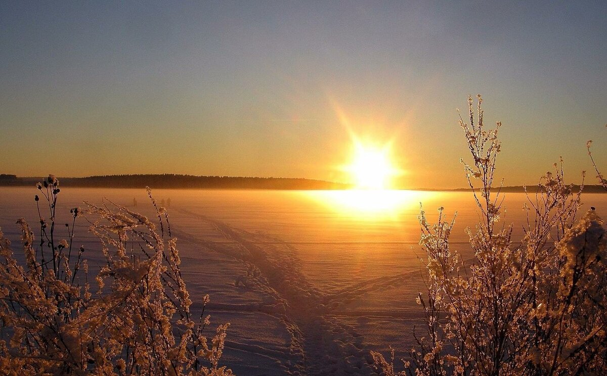 стоит зима, чувствуется морозец