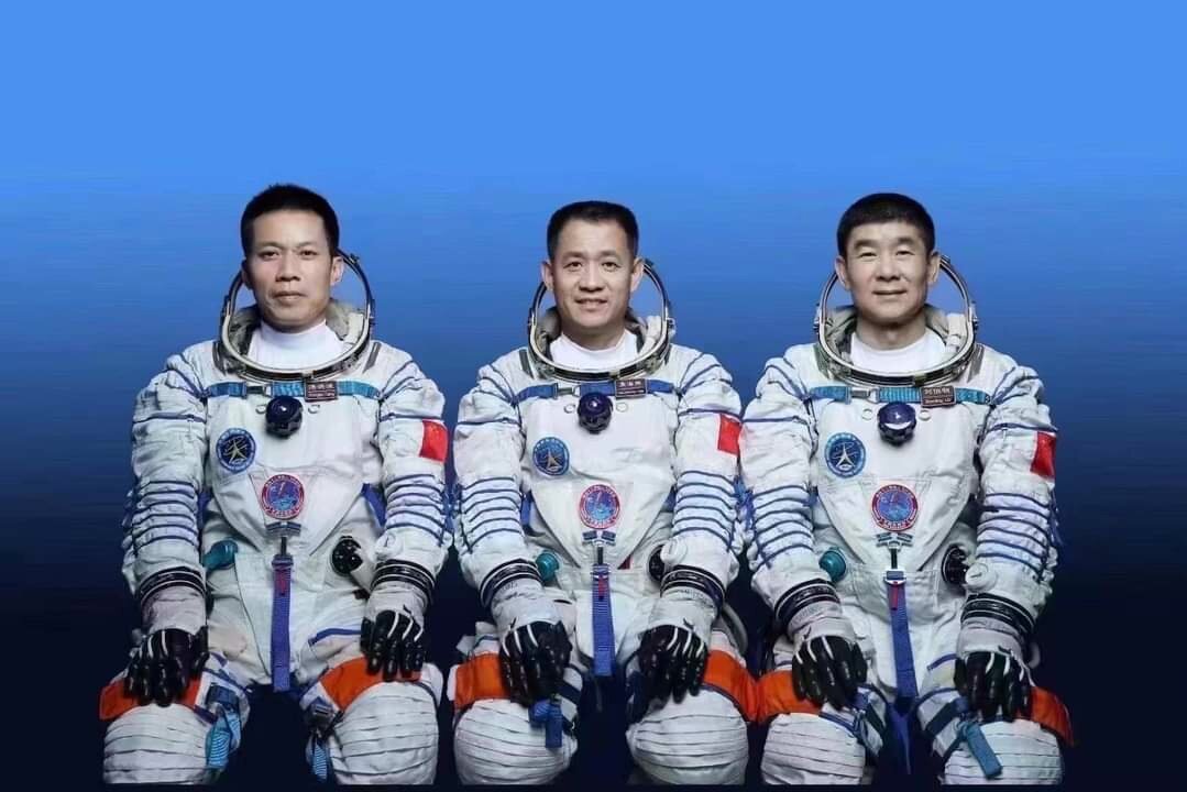  Экипаж миссии "Шэньчжоу-12" Не Хайшэн, Лю Бомин и Тан Хунбо на презентации 16 июня 2021 года, фото CNSA