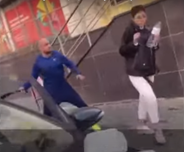 Ремнем по ...опе за громкую музыку по утрам - так называется это конфликт