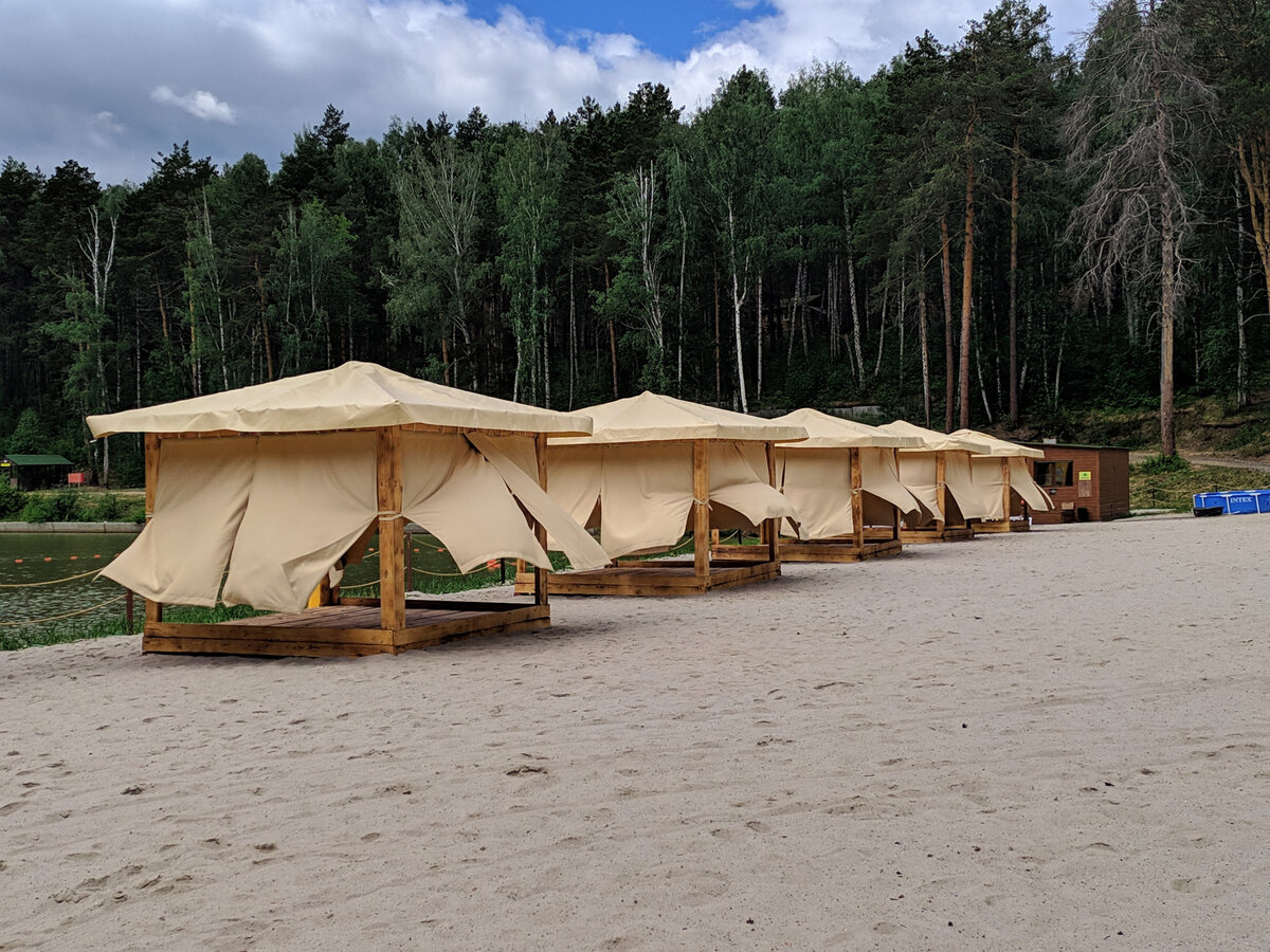 Пляж с беседками