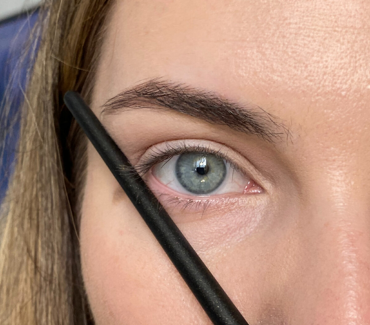 Здесь как бы продолжаем нижнее веко. Но оно, например, у меня преломляется складкой. Что я делаю в этом случае, смотрите следующее фото в галерее -->