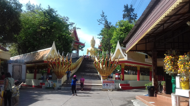 В Паттайе, на холме Пратамнак, статую Большого Будды возвели более 40 лет назад. Это место называют по-разному: «Бигг Будда Маунтин», Храм Большого Будды, Храм Золотого Будды...