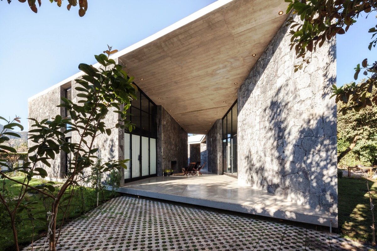 Поселок бетонный. Бетонный фасад cebra Architects. Мехико дома. Жилые дома в Мексике. Современный экстерьер бетонный шар.