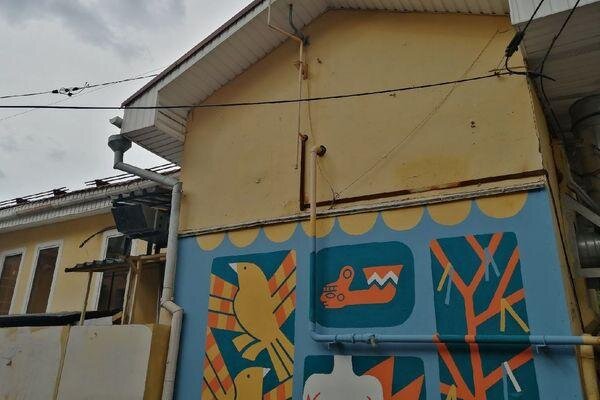 21 июля в Нижнем Новгороде стартовал цикл экскурсий по знаменитым уличным кинолокациям. Организаторами выступили президент фестиваля «Горький Fest», актер Михаил Пореченков, кинорежиссер, организатор "Горький fest" Оксана Михеева , а роль экскурсовода выполняла куратор проекта Майя Ковальски.

Маршрут построен по местам съемок фильмов в Нижнем и по истории нижегородского уличного искусства.

«Нижний настолько разнообразен: в нём есть место и для арт-хауса в стиле Тарковского, и для криминальных картин , как «Жмурки», и для комедий в стиле «Я худею», и исторический размах для таких фильмов как «Утомленные солнцем». Мы хотели показать разнообразие архитектуры Нижнего. Локации позволяют снимать абсолютно разные картины» - рассказывает Оксана Михеева.

Первой и самой важной точкой, по мнению организаторов экскурсии, стал стадион «Водник». Именно в этом месте снята знаменитая сцена из самого колоритного фильма о 90-х «Жмурки». Организаторы Gorky fest решили воссоздать эту картину в ходе экскурсии.

Также «Водник» - это место рождения нижегородского стрит-арта. Уличные художники сделали граффити, которое передает атмосферу легендарной картины Алексея Балабанова.

На одном из зданий «Водника» теперь можно увидеть знаменитую цитату из этого фильма.

Вторая локация маршрута – улица Большая Покровская. Здесь было снято множество фильмов – от кинокартины «Тростинка на ветру» (1980) до сцен из нашумевшей комедии «Я худею» (2018). Также здесь можно наблюдать диалог между двумя художниками стрит-арта в виде их работ. «Это диалог между художниками двух поколений, которые воспроизводят образные метафоры на произведения овсянки (авторский жанр произведений писателя Дениса Осокина – прим.) Представлена работа Дмитрия Курбанова, который творит под псевдонимом «Скотское состояние». Он работает с классическими фольклорными образами» - рассказывает куратор проекта Майя Ковальски.
