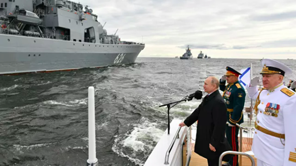 Владимир Путин поздравляет моряков с днём ВМФ России.
Источник фото: РИА Новости / Алексей Никольский