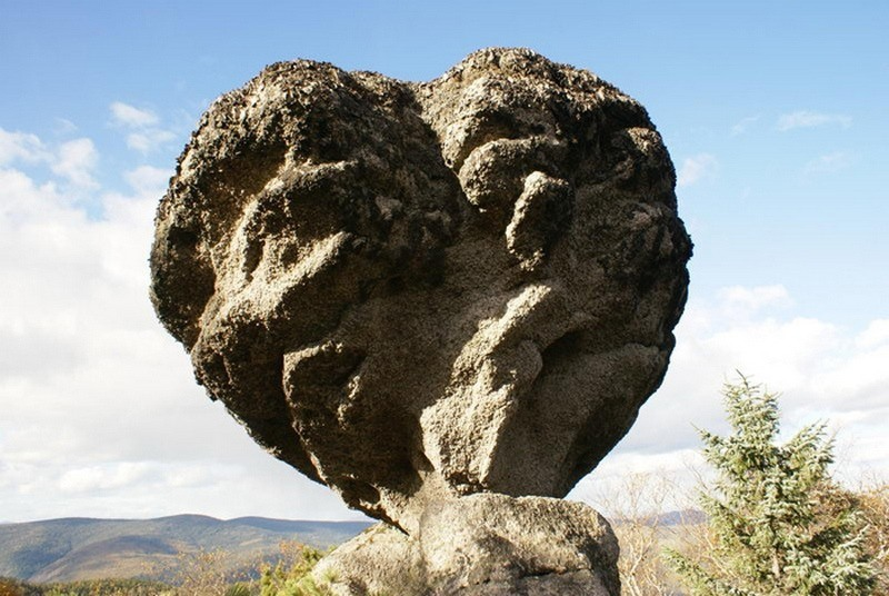 Какие есть природные памятники. Амурские столбы Хабаровского края. Амурские столбы, шаман-камень. Амурские столбы Хабаровского края шаман. Адзи Амурские столбы.