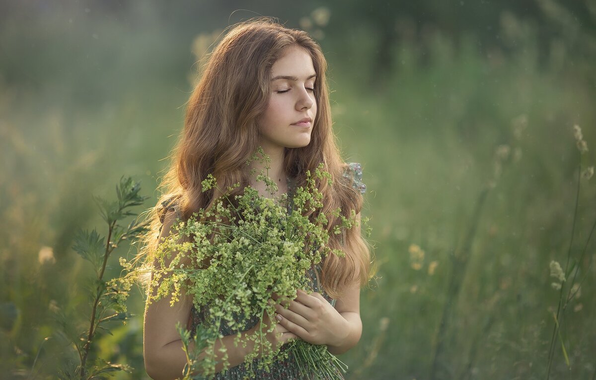 Природные образы. Девушка на природе. Фотопортреты девушек на природе. Портретная фотосъемка на природе. Девушка в траве.