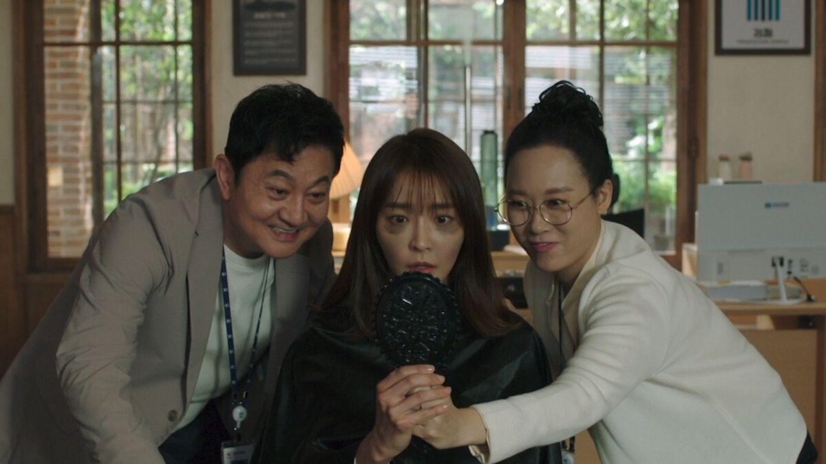 Гримируют прокурора Ын Соль, чтобы всем было видно: человек работает, человек УСТАЛ