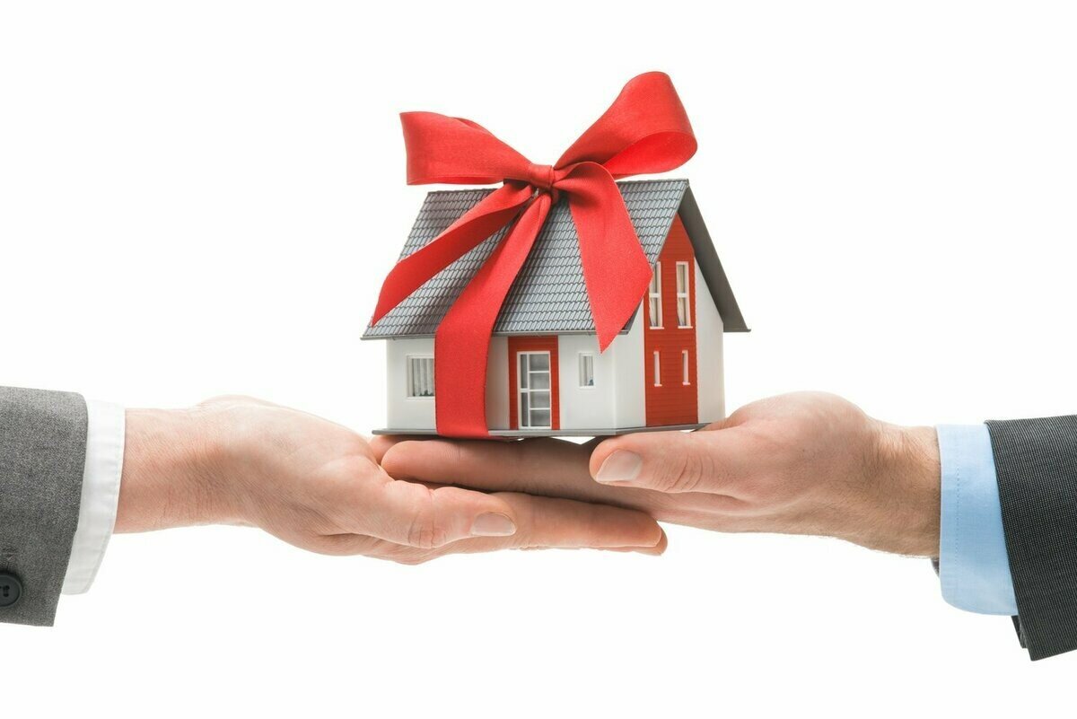 Подарить или завещать: пять советов тем, кто хочет передать недвижимость близким