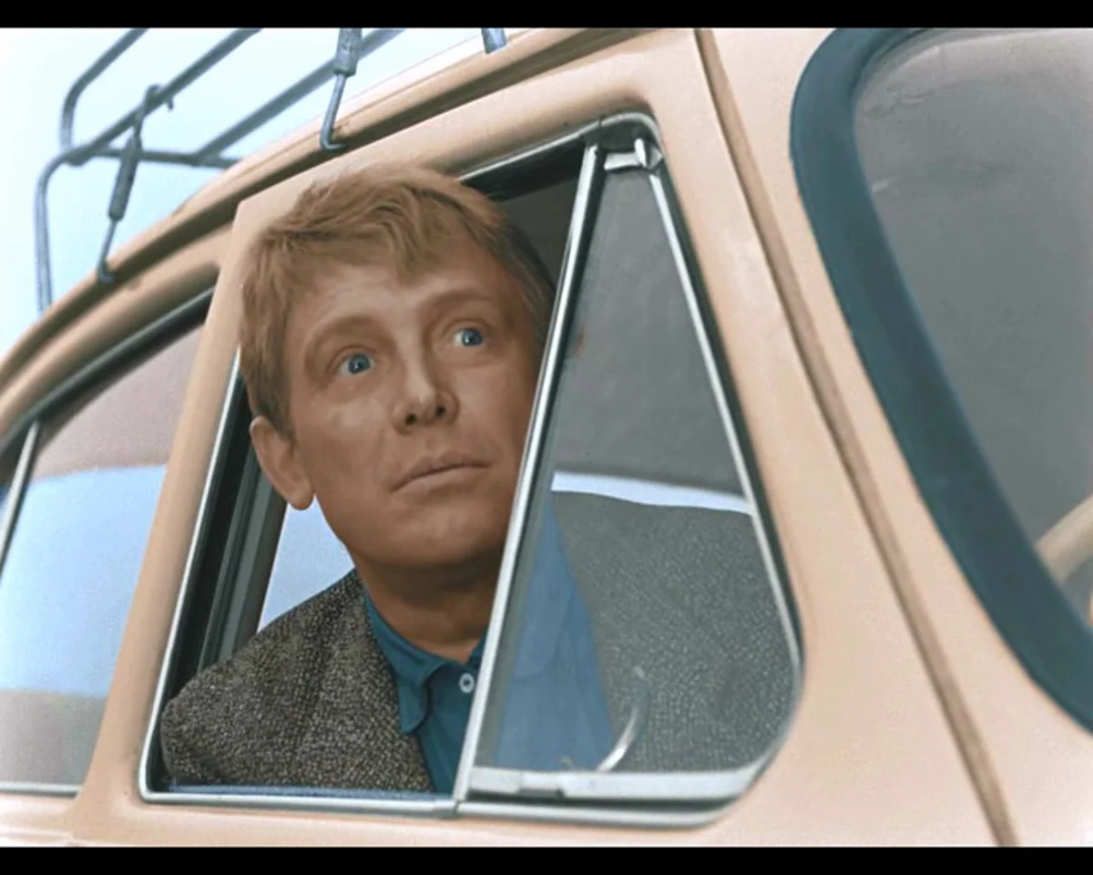 Кадр из х/ф «Берегись автомобиля» 1966 г. Реж. Э.Рязанов. Колоризация.