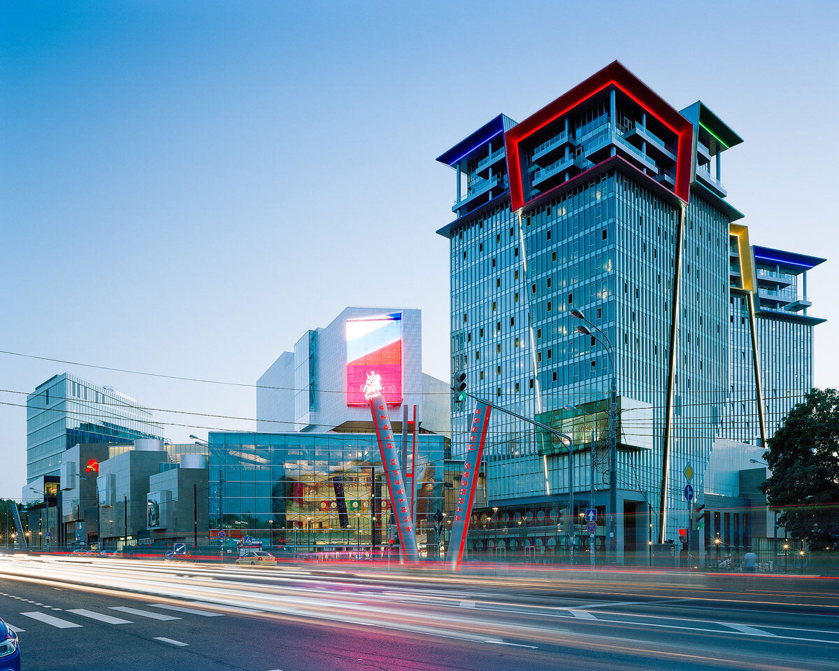 Крупнейший торгово-развлекательный центр запада Москвы, расположенный рядом со станцией метро "Молодежная"