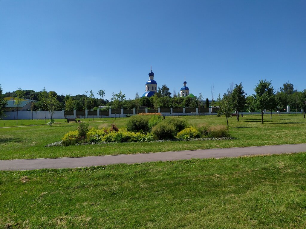 Сквер у храма