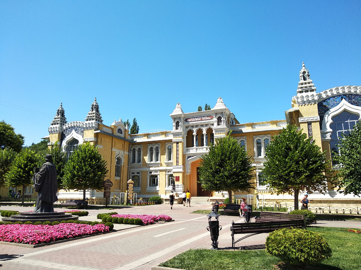 Здание Главных нарзанных ванн в Кисловодске