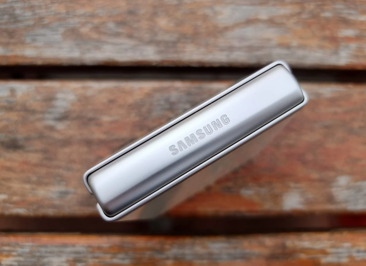 смартфон Samsung Galaxy Z Flip 3