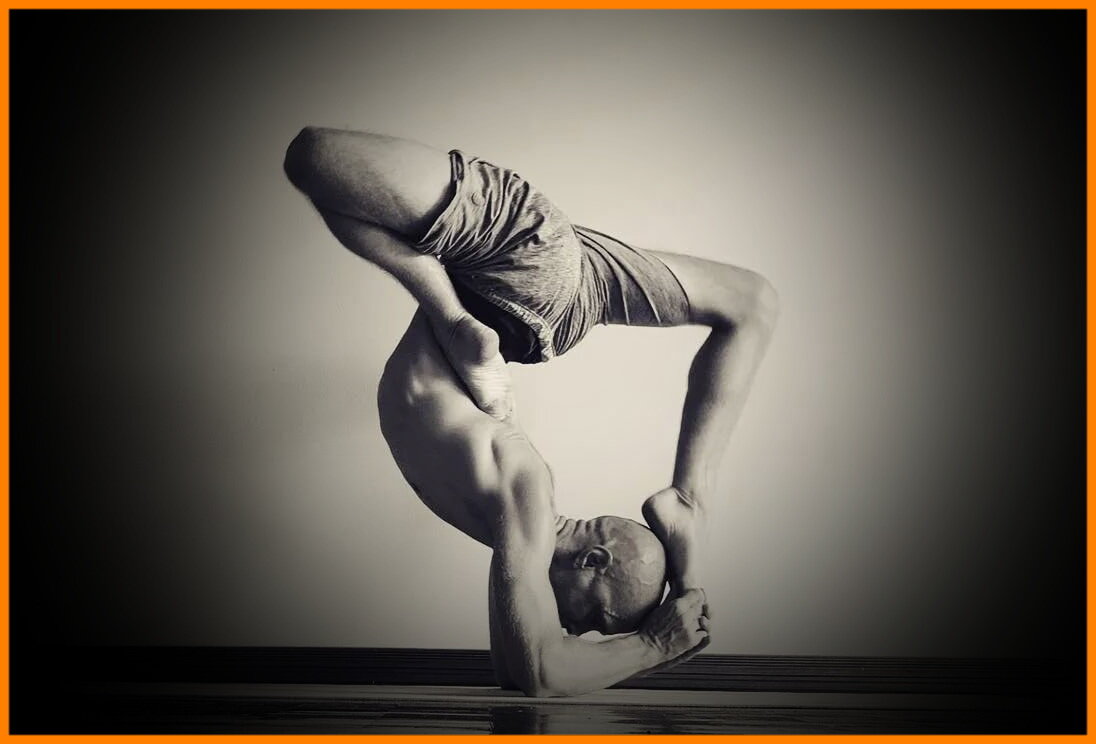 Тело пытается приспособиться к не привычному для него положению.