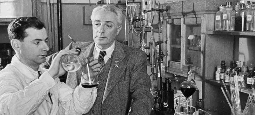 Борис Ильич Збарский (справа)