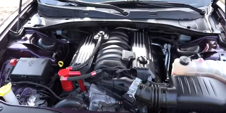 Так выглядит подкапотное пространство вместе с двигателем V8 с объемом в 6.4 литра.