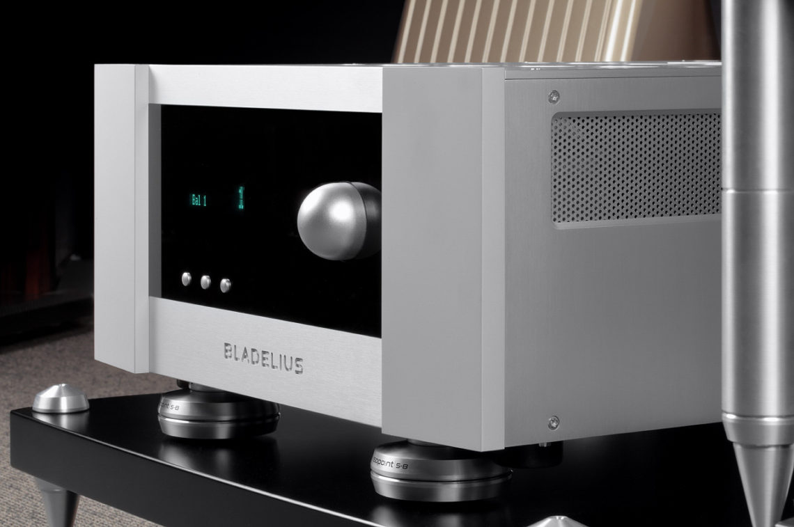 Усилитель на фото располагается на стойках и аксессуарах от компании Pillartech Audio 