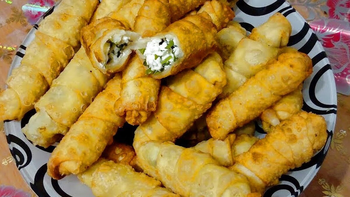 Сигара бёрек - это знаменитые турецкие пирожки, скрученные в трубочки. Готовятся легко и просто!  
Ингредиенты:
творог 400 гр.
мука пшеничная 500 гр.
яйцо куриное 1 шт.
петрушка 2 пучка
соль, чёрный перец по вкусу
масло растительное для жарки